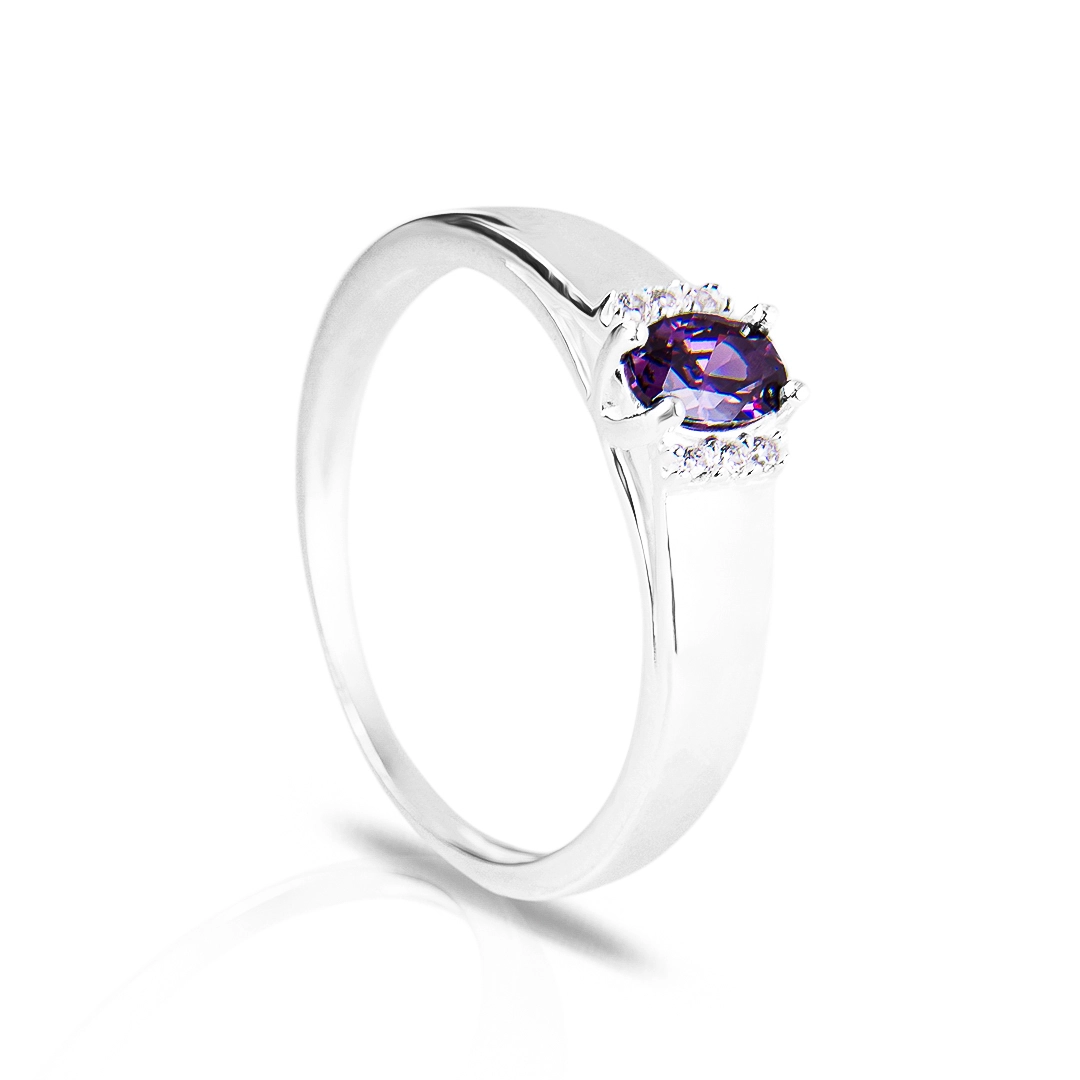 Anel De Formatura Em Prata Com Zircônia Ametista Oval E Zircônias Cristal