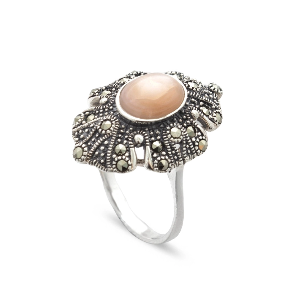 Anel De Prata Com Madrepérola Rosa Oval E Marcassitas Em Volta