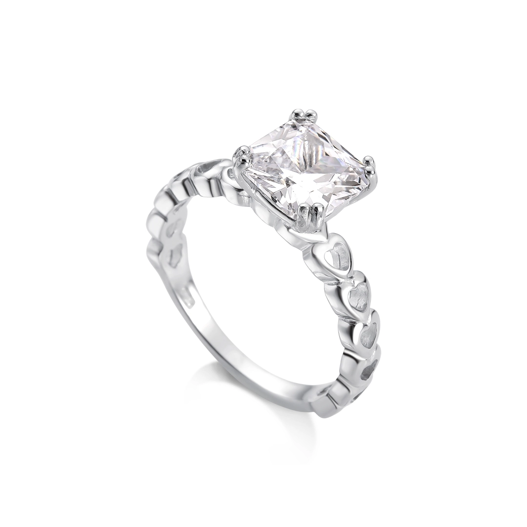 Anel de Prata Solitário com Zircônia Cristal Quadrada e Aro de Corações