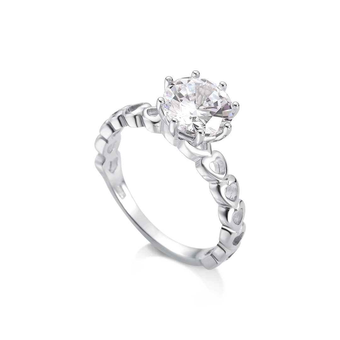 Anel de Prata Solitário com Zircônia Cristal Redonda e Aro de Corações